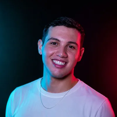 Retrato de Breno Lira em estúdio, com luz azul e vermelha.